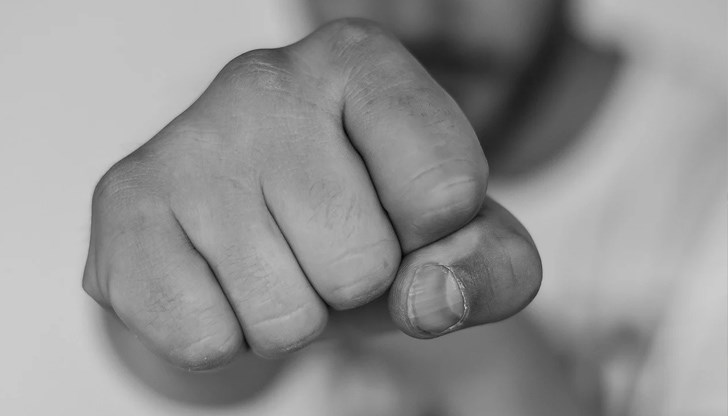 Единият от компанията се оплакал на полицията, че му изчезнал златен ланец при масовия бой