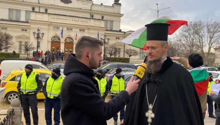 Група протестиращи тръгна да сваля ГЕРБ в първия ден на 45-тия парламент Група протестиращи тръгна да сваля ГЕРБ в първия ден на 45-тия парламент