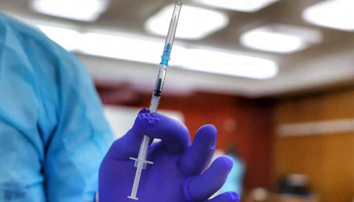 Един случай е регистриран при клинично изпитване, а три - при ваксинация в САЩ. Един от тези хора е починал