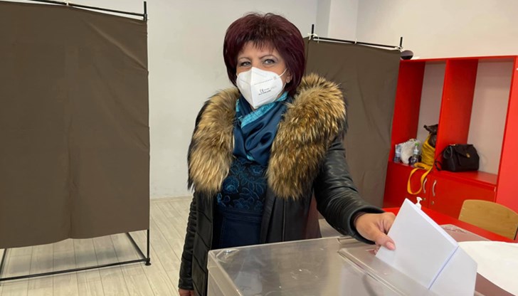 Досегашният председател на Народното събрание гласува с хартиена бюлетина в избирателна секция в Кърджали