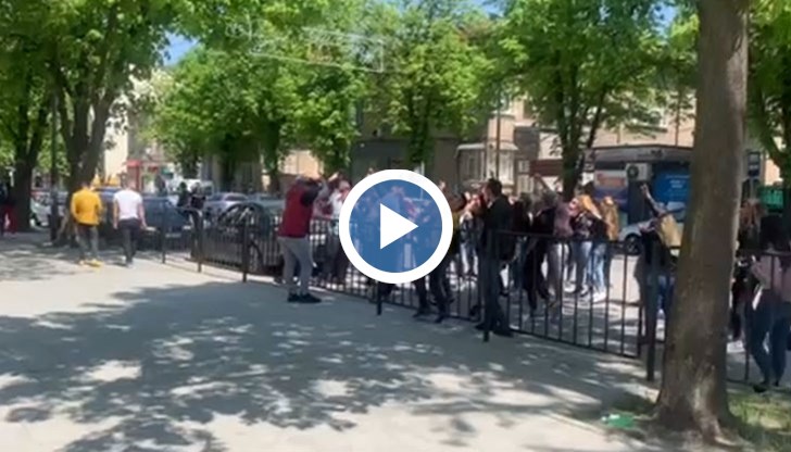 Улиците вече се огласяват от клаксони, музика и броене до 12