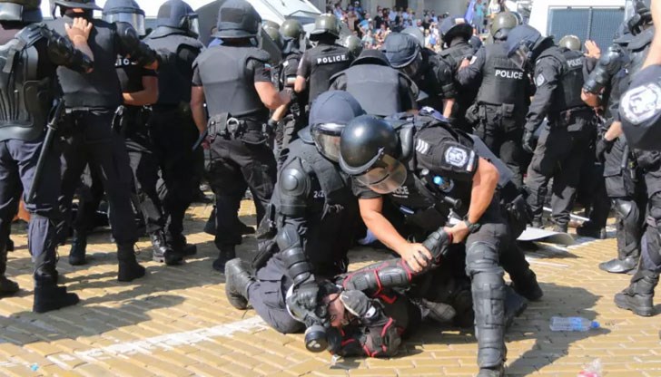 Докладът критикува полицейското насилие и произволните арести