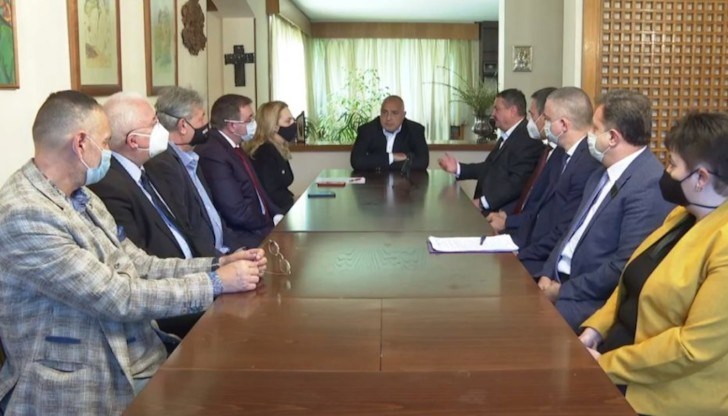 "Радвам се, че го видях Слави – жив здрав, с готовност да управлява… някога, при абсолютно мнозинство, но такова няма да има", заяви Бойко Борисов "Радвам се, че го видях Слави – жив здрав, с готовност да управлява… някога, при абсолютно мнозинство, но такова няма да има", заяви Бойко Борисов