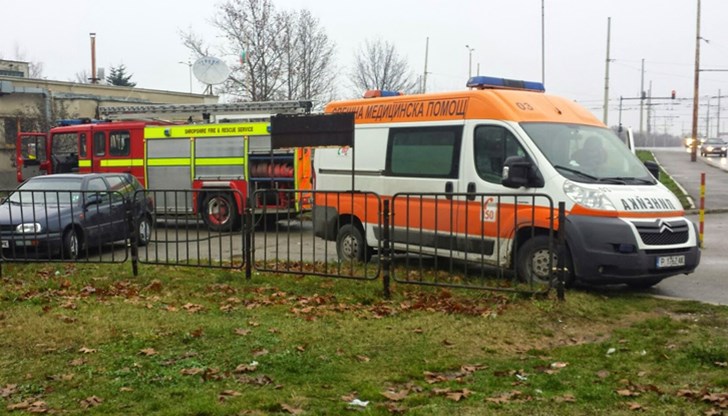 Служителите на пожарната са проникнали в апартамента през отворен прозорец на терасата и са я открили да лежи в тежко състояние Служителите на пожарната са проникнали в апартамента през отворен прозорец на терасата и са я открили да лежи в тежко състояние