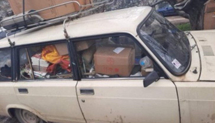 Трупане на всякакви боклуци, абсолютна мизерия и миризма. Това продължава вече половин година!