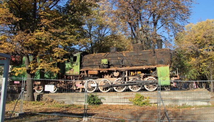 Изоставеният на произвола на съдбата близо 100-годишен локомотив, с който през 1923 година са се изтеглили към Нова Загора след поражението участниците в Септемврийското въстание ще бъде възстановен в първоначалния му вид