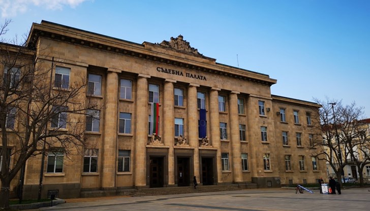 Й. М. се признава за виновен в това, че шест пъти без надлежно разрешително, придобил и държал с цел разпространение различни видове наркотици