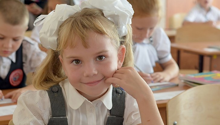 Със заповед на здравния министър, от утре част от мерките в страната стават по-леки