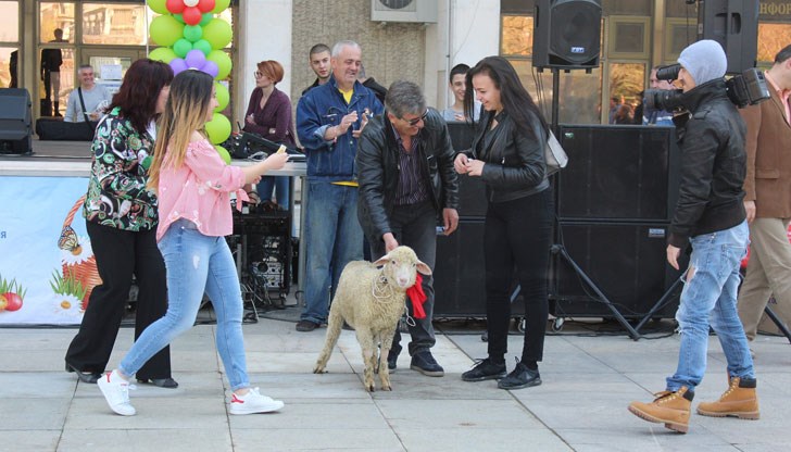 Все пак празнична програма ще има Все пак празнична програма ще има