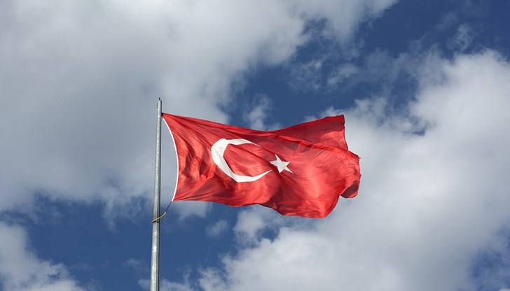 Във връзка с Деня на националния суверенитет и празник на детето и с цел ограничаване разпространението на Ковид-19, министърът на вътрешните работи на Турция издаде заповед за налагане на комендантски час