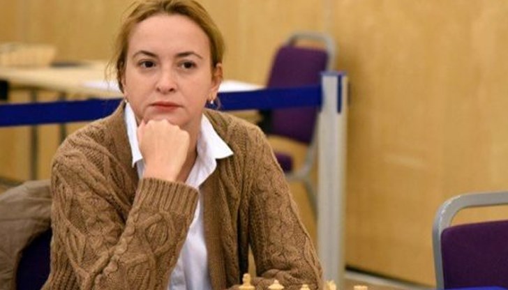 През 1994 г. покрива изискванията за най-високото звание в шахмата – гросмайстор,  10 години по-късно печели световната тила при жените