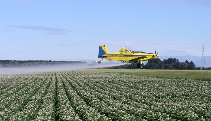ЕК забранява продукт за растителна защита като силно токсичен, а българските власти го разрешават, но без да носят отговорност за последиците ЕК забранява продукт за растителна защита като силно токсичен, а българските власти го разрешават, но без да носят отговорност за последиците
