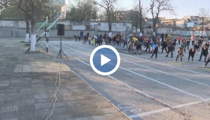 Заместник-кметът съобщи, че има идея да се сключи договор с местен телевизионен оператор, който да излъчва упражненията рано сутрин, така че и децата, които са вкъщи, да могат да се включат