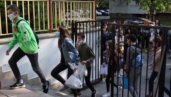 Присъствено ще продължат да учат и учениците от началния етап Присъствено ще продължат да учат и учениците от началния етап