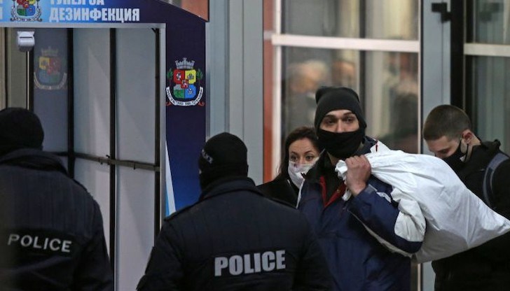 Напрегната нощ на броене на изборния вот в Районните избирателни комисии