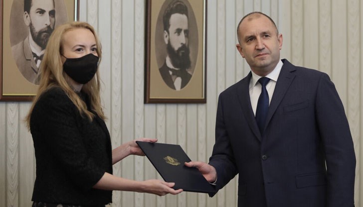 Подмятат „мандата“ като някаква евтина уличница Подмятат „мандата“ като някаква евтина уличница