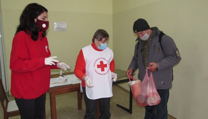 Всеки, който желае да се включи може да дари средства или пакетирани продукти, като единственото изискване е те да са в срок на годност Всеки, който желае да се включи може да дари средства или пакетирани продукти, като единственото изискване е те да са в срок на годност