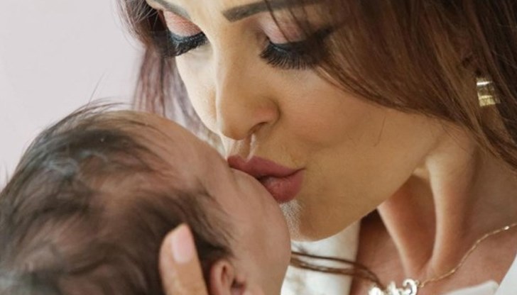 Глория  обожава внучката си, кръстена на нея