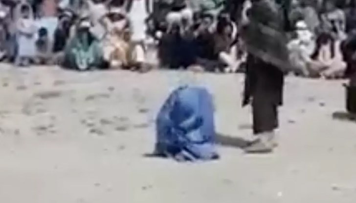 Снимки от мястото на инцидента показват тълпа мъже, които гледат как жената, коленичила на земята, моли за прошка, докато върху гърба ѝ се стоварват ударите