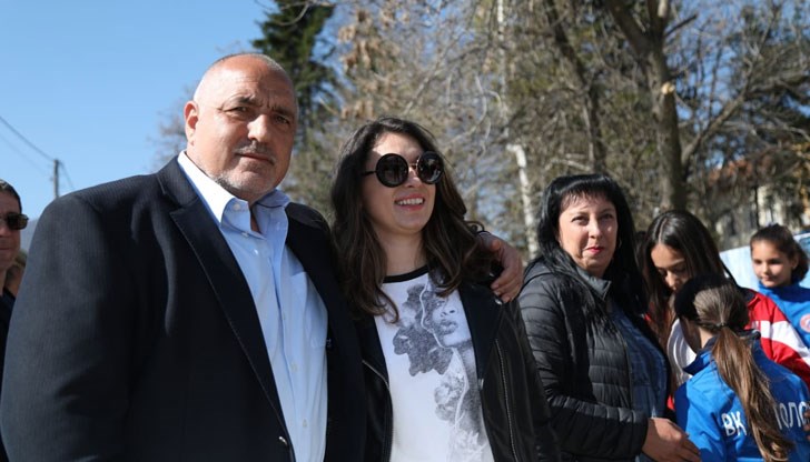 Защо ни призовават от телевизора да носим маски, а същите след това ги гледаме като мухи без глави да се фоткат и прегръщат с всякакви хора БЕЗ маски. Но с мацки