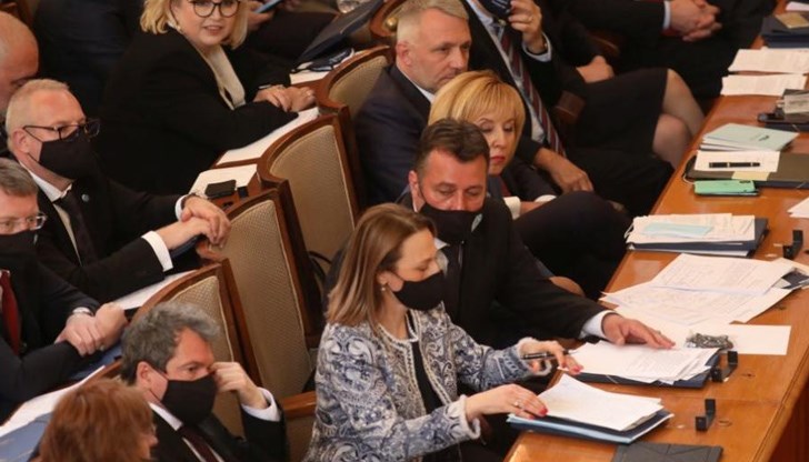 “45 години стигат” беше най-популярният лозунг на промяната, преди подмяната му “45 години стигат” беше най-популярният лозунг на промяната, преди подмяната му