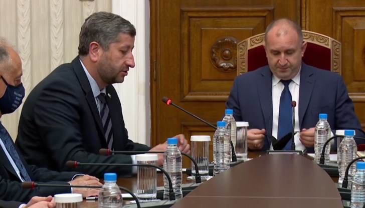 "Поставихме своите дългосрочни законопроекти, но сме готови да осигурим и краткосрочна перспектива с бързи промени, необходими за провеждането на предсрочни избори", обясни Христо Иванов