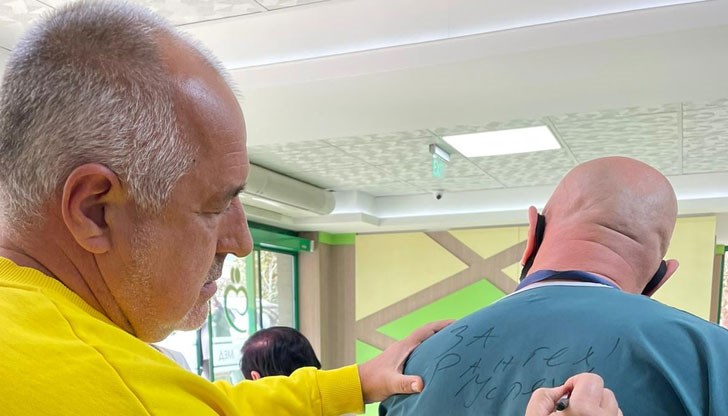 Нацапа престилките на лекари и медицински сестри с драсканиците си