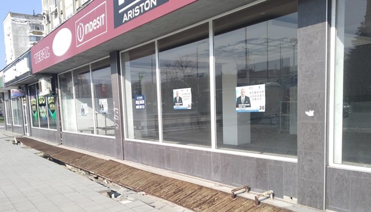Празни магазини, плакати на ГEPБ с обещания за работа и ремонт на ремонта