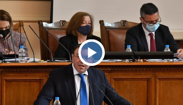 Здравният министър в оставка отправи призив към депутатите от парламентарната трибуна