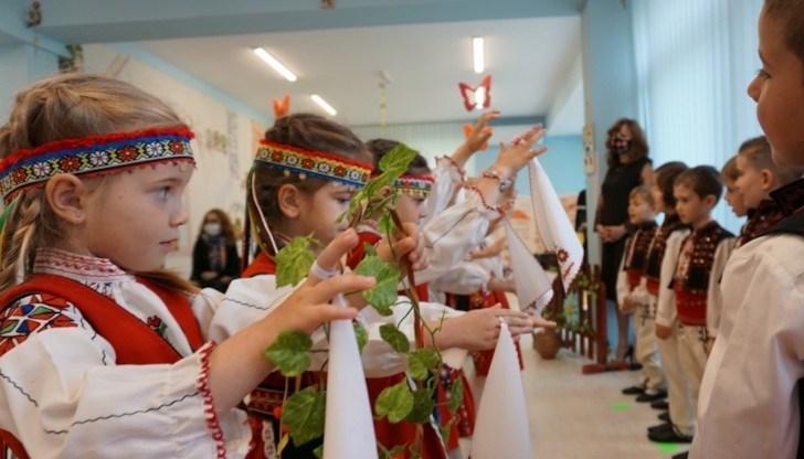 С песни, танци и драматизации те представиха традициите на християнските пролетни празници Лазаровден, Цветница, Великден и Гергьовден