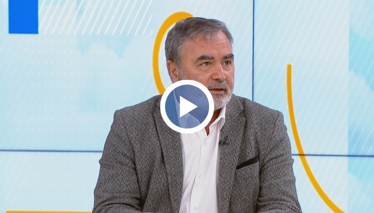 Според него при ваксинация с "Астра Зенека" повишено внимание трябва да има при жени под 30 години с наднормено тегло, тежки пушачки и приемащи контрацептиви