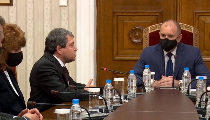 Ние сме изключително щастливи, че президентската институция спазва законите на страната, заяви зам.-председателят на "Има такъв народ"