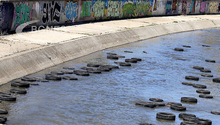 Най-вероятно е гумите да са изхвърлени от някой сервиз или център за смяна на гуми Най-вероятно е гумите да са изхвърлени от някой сервиз или център за смяна на гуми