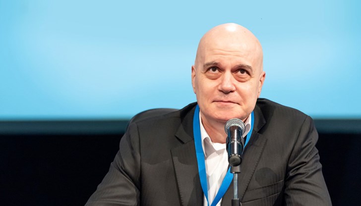 Слави Трифонов има един коз повече от опонентите си, даден му от ВМРО с поправка в Закона за прякото участие на гражданите Слави Трифонов има един коз повече от опонентите си, даден му от ВМРО с поправка в Закона за прякото участие на гражданите