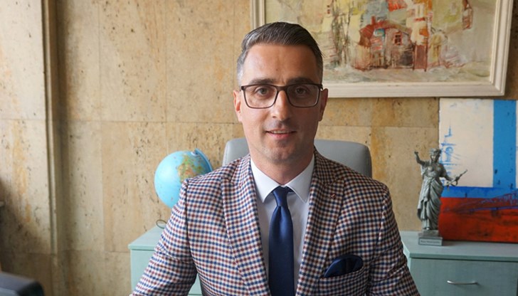 Ивайло Кадишев е новият директор на дирекция „Международни политики, стопански дейности и анализи“ Ивайло Кадишев е новият директор на дирекция „Международни политики, стопански дейности и анализи“