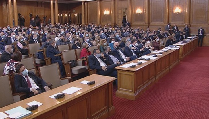 Поправката в Правилника за работа на Народното събрание беше приета със 189 гласа „За“. Нямаше депутати, които да са „Против“ или „Въздържал се“