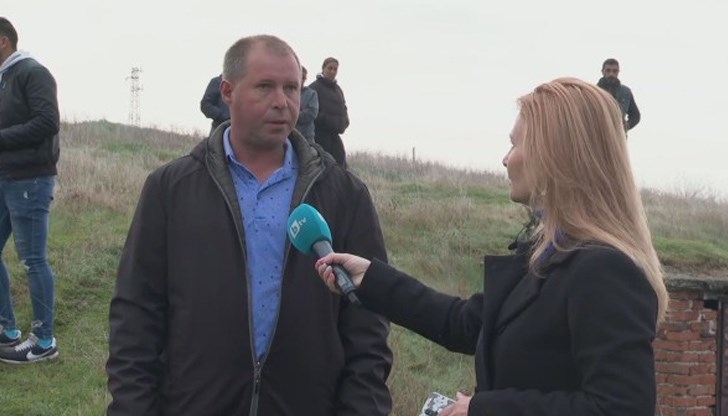 Кметът Атанас Арабаджийски обясни пред bTV, че няма средства да се построи толкова голяма ограда, а от "Напоителни системи", чиято собственост е канала поставали табела Кметът Атанас Арабаджийски обясни пред bTV, че няма средства да се построи толкова голяма ограда, а от "Напоителни системи", чиято собственост е канала поставали табела