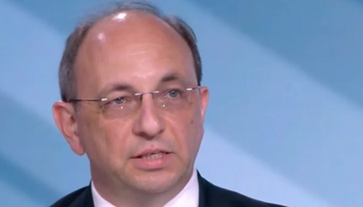 По думите на Василев в момента всички политици клонят към тенденцията да се харчат повече пари, отколкото обратното, което според него е притеснително По думите на Василев в момента всички политици клонят към тенденцията да се харчат повече пари, отколкото обратното, което според него е притеснително