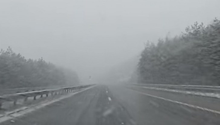 Силен снеговалеж застигна шофьорите района на Ихтиман