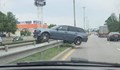 Кола яхна мантинелата на столичен булевард