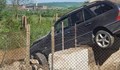 Кола влетя в двора на къща в Гложене