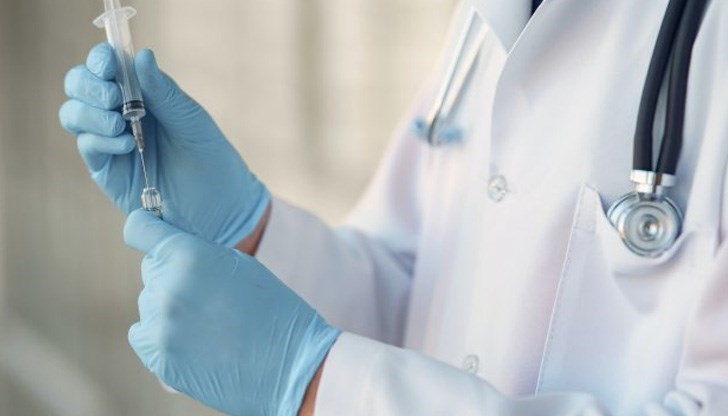 Една медицинска сестра също е дала положителна проба