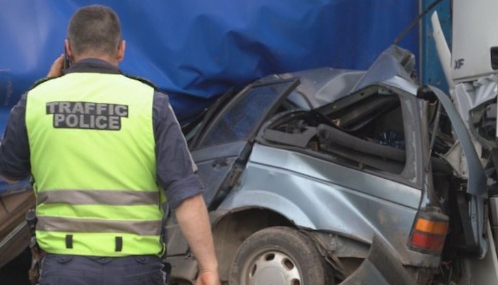 Тежкотоварен камион с българска регистрация се завърта и блъска лек автомобил
