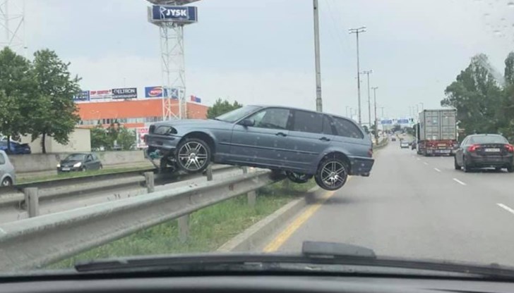 От автомобила са излезли жена и деца без наранявания