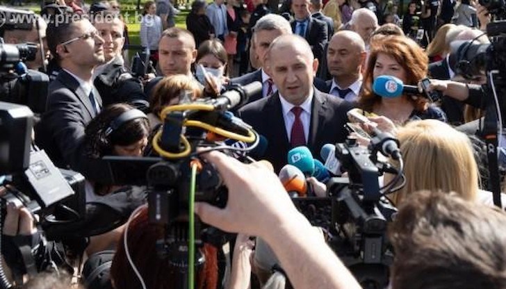 "Ние трябва помежду си спокойно, откровено и отговорно да седнем и да решим нашите двустранни проблеми", каза президентът относно двустранните отношения с Република Северна Македония