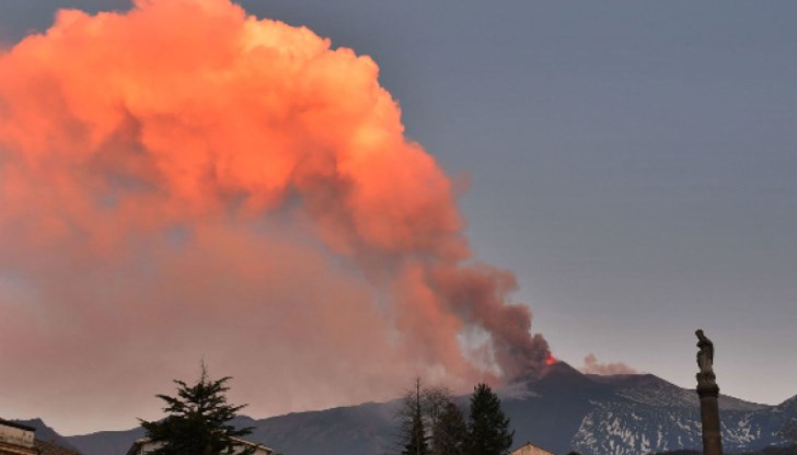 Изхвърлени са вулканична пепел и лава