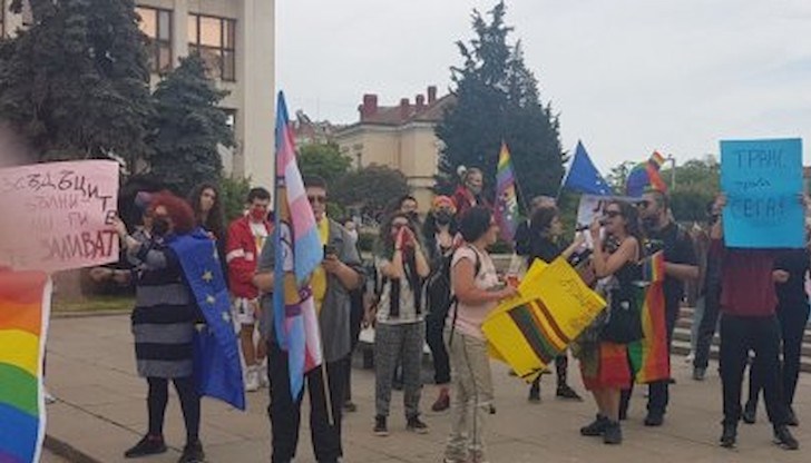 От бургаската Организация за закрила на българските граждани запалиха едно от знамената на "Бургас прайд"