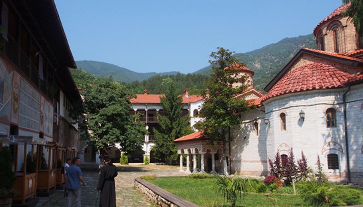 За тях ще се грижат педагози, възпитатели и медицинско лице с опит за работа с деца