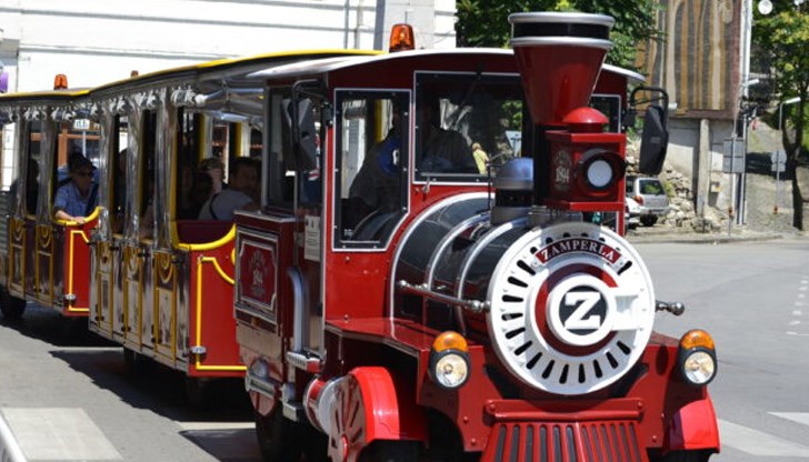 Влакче за туристически разходки е блъснало в Бургас възрастен мъж и десетгодишното му внуче Влакче за туристически разходки е блъснало в Бургас възрастен мъж и десетгодишното му внуче