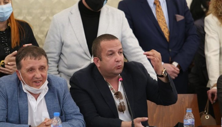 Чак сега станахме свидетели на лекото повдигане на завесата, която 12 години е плътно спусната